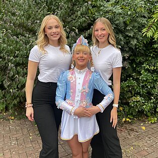 Juniorenmariechen Greta Lange mit Trainerinnen Kendra Hölling und Hannah Birreck. 