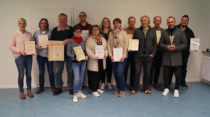 Die geehrten Mitglieder: Rita Bardenhagen, (von links), Karl-Heinz Brockstedt, Hans-Jürgen Seebeck; Käthe Lührs, Yannik Schulz, Manuela Rodäbel, Lena Rodäbel, Anja Schulz, Arnd Cordes, Markus Radetzki, Dirk Cordes, Hektor Barsaku, Jonatan Cordes