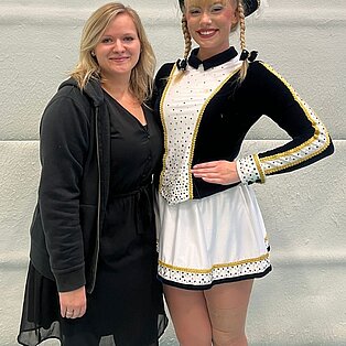 Ü 15 Tanzmariechen Kendra Hölling mit ihrer Trainerin Rebecca Götsche